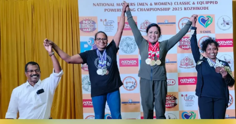 പവര്‍ ലിഫ്റ്റിങ് ക്ലാസിക്കല്‍ ച്യാമ്പ്യന്‍ഷിപ്പില്‍ മെഡല്‍ നേടിയ വനിതാ താരങ്ങള്‍ മോഹന്‍ പീറ്ററിന്(ഇടത്തേയറ്റം) ഒപ്പം