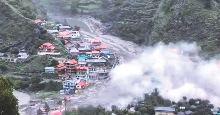 ഉത്തരാഖണ്ഡില്‍ മേഘ വിസ്‌ഫോടനത്തെത്തുടര്‍ന്ന് ഉത്തരകാശിയിലെ ധരാളിയിലുണ്ടായ മിന്നല്‍ പ്രളയം