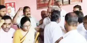 സദാനന്ദന്‍ മാസ്റ്റര്‍ വധശ്രമക്കേസിലെ സിപിഎമ്മുകാരയ പ്രതികള്‍ക്ക് കോടതിയില്‍ കീഴടങ്ങുന്നതിന് മുമ്പ് പാര്‍ട്ടി ഓഫീസില്‍ കെ.കെ ഷൈലജയുടെ നേതൃത്വത്തല്‍ നല്‍കിയ യാത്രയയപ്പ്‌