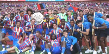 ലിവര്‍പൂളിനെ അട്ടിമറിച്ച് കിരീടം നേടിയ ക്രിസ്റ്റല്‍ പാലസ് ടീം ട്രോഫിയുമായി