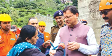 ഉത്തരാഖണ്ഡ് മുഖ്യമന്ത്രി പുഷ്‌കര്‍ സിങ് ധാമിയുടെ കൈയില്‍ ധന്‍ ഗൗരി സാരിയുടെ മുന്താണി കീറി രാഖി ബന്ധിക്കുന്നു