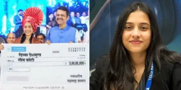 മഹാരാഷ്ട്ര മുഖ്യമന്ത്രി ദേവേന്ദ്ര ഫഡ് നാവിസ് ചെസ്സിലെ ഫിഡെ ലോക വനിതാകപ്പ് നേടിയ ദിവ്യ ദേശ്മുഖിന് മൂന്ന് കോടി രൂപയുടെ ചെക്ക് കൈമാറുന്നു (ഇടത്ത്)