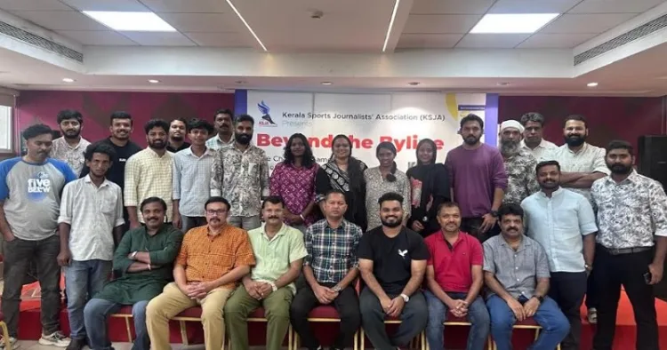 കേരള സ്പോർട്സ് ജേണലിസ്റ്റ്സ് അസോസിയേഷൻ (കെഎസ്ജെഎ) കൊച്ചി റീജണൽ സ്പോർട്സ് സെൻ്ററിൽ സംഘടിപ്പിച്ച കായിക മാധ്യമ പ്രവർത്തകരുടെ ശില്പശാലയിൽ പങ്കെടുത്തവർ ശില്പശാല നയിച്ച മാർക്കസ് മെർ ഗുലാവോയ്ക്കൊപ്പം ഫോട്ടോയ്ക്ക് പോസ് ചെയ്തപ്പോൾ.