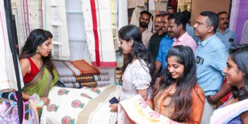 ദേശീയ കൈത്തറി ദിനാഘോഷത്തിന്‍റെ ഭാഗമായി കൈത്തറി-ടെക്‌സ്‌റ്റൈല്‍സ് ഡയറക്ടറേറ്റ് തിരുവനന്തപുരത്ത് സംഘടിപ്പിച്ച കൈത്തറി ക്ലസ്റ്ററുകളുടെ പ്രദര്‍ശനം.