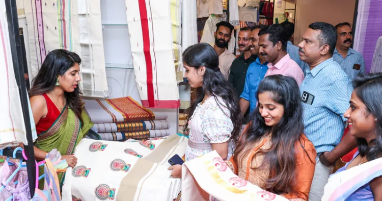 ദേശീയ കൈത്തറി ദിനാഘോഷത്തിന്റെ ഭാഗമായി കൈത്തറി-ടെക്സ്റ്റൈല്സ് ഡയറക്ടറേറ്റ് തിരുവനന്തപുരത്ത് സംഘടിപ്പിച്ച കൈത്തറി ക്ലസ്റ്ററുകളുടെ പ്രദര്ശനം.