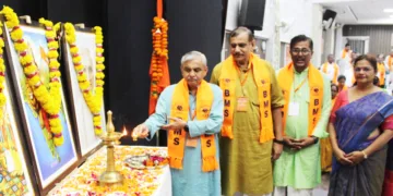 ബിഎംഎസ് ദേശീയ പ്രവര്‍ത്തക സമിതിയോഗത്തില്‍ ദേശീയ പ്രസിഡന്റ് ഹിരണ്‍മയ് പാണ്ഡ്യ വിളക്ക് തെളിയിക്കുന്നു