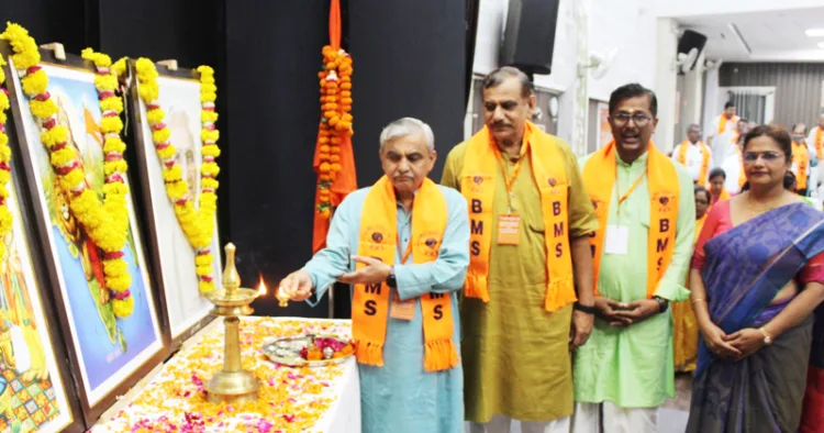 ബിഎംഎസ് ദേശീയ പ്രവര്‍ത്തക സമിതിയോഗത്തില്‍ ദേശീയ പ്രസിഡന്റ് ഹിരണ്‍മയ് പാണ്ഡ്യ വിളക്ക് തെളിയിക്കുന്നു