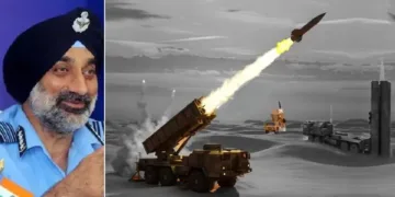 എയര്‍ ചീഫ് മാര്‍ഷല്‍ അമര്‍പ്രീത് സിങ്ങ് (ഇടത്ത്) ഓപ്പറേഷന്‍ സിന്ദൂറില്‍ ഇന്ത്യയുടെ എസ് 400ല്‍ നിന്നും മിസൈല്‍ തൊടുക്കുന്നു (വലത്ത്)