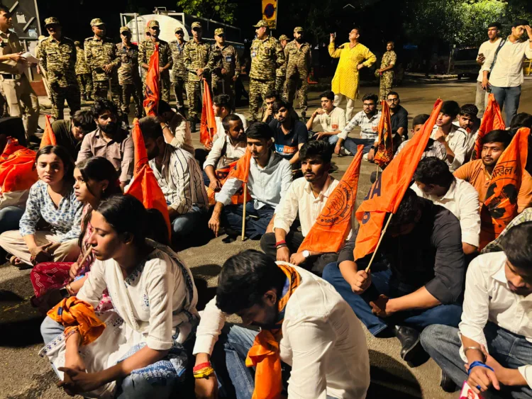 ബാലസോറിലെ വിദ്യാർത്ഥിനിയുടെ മരണത്തിന് കാരണക്കാരായ യഥാർത്ഥ പ്രതികളെ അറസ്റ്റ് ചെയ്യണമെന്നും നിരപരാധികളായ എബിവിപി പ്രവർത്തകരെ വിട്ടയക്കണമെന്നും ആവശ്യപ്പെട്ട് ദൽഹിയിൽ എബിവിപി നടത്തിയ പ്രതിഷേധം
