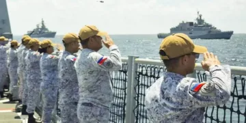 ദക്ഷിണ ചൈന കടലില്‍ തര്‍ക്കപ്രദേശത്ത് ഫിലിപ്പീന്‍സുമായി ചേര്‍ന്ന് ഭാരത നാവികസേന സൈനികാഭ്യാസത്തില്‍ പങ്കെടുത്ത ഭാരതത്തിന്റെ ഐഎന്‍എസ് ശക്തി എന്ന യുദ്ധക്കപ്പലിന് ഫിലിപ്പീന്‍സ് സൈന്യം സല്യൂട്ട് നല്കുന്നു