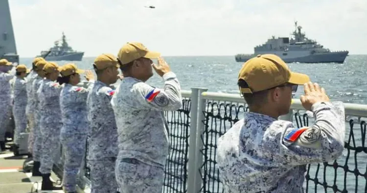 ദക്ഷിണ ചൈന കടലില്‍ തര്‍ക്കപ്രദേശത്ത് ഫിലിപ്പീന്‍സുമായി ചേര്‍ന്ന് ഭാരത നാവികസേന സൈനികാഭ്യാസത്തില്‍ പങ്കെടുത്ത ഭാരതത്തിന്റെ ഐഎന്‍എസ് ശക്തി എന്ന യുദ്ധക്കപ്പലിന് ഫിലിപ്പീന്‍സ് സൈന്യം സല്യൂട്ട് നല്കുന്നു