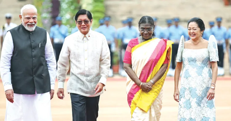 ഫിലിപ്പീന്‍സ് പ്രസിഡന്റ് ഫെര്‍ഡിനാന്‍ഡ് മാര്‍ക്കോസ് ജൂനിയറിനേയും ഭാര്യ ലൂയിസ് അരനെറ്റ മാര്‍ക്കോസിനേയും
രാഷ്ട്രപതി ദ്രൗപദി മുര്‍മുവും പ്രധാനമന്ത്രി നരേന്ദ്രമോദിയും ചേര്‍ന്ന് സ്വീകരിക്കുന്നു