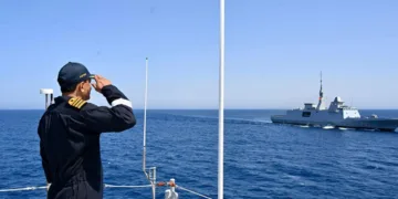 മൊറോക്കോയിലെ കാസബ്ലാങ്കയില്‍ മൂന്നു ദിവസത്തെ തുറമുഖ സന്ദര്‍ശനം പൂര്‍ത്തിയാക്കിയ ഭാരത നാവികസേനയുടെ സ്റ്റെല്‍ത്ത് ഫ്രീഗേറ്റായ ഐഎന്‍എസ് തമാലിന് മൊറോക്കോ സൈന്യം സല്യൂട്ട് നല്കുന്നു