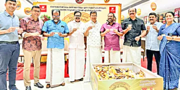 കല്യാണ്‍ സില്‍ക്‌സ് ഓണക്കോടിക്കൊപ്പം രണ്ട് കോടിയും എന്ന സമ്മാനപദ്ധതിയുടെ ഒന്നാമത്തെ നറുക്കെടുപ്പ് തൃശൂര്‍ പാലസ് റോഡിലുള്ള കല്യാണ്‍ സില്‍ക്‌സ് ഷോറൂമില്‍ വെച്ച് റവന്യൂ മന്ത്രി കെ. രാജന്‍, തൃശൂര്‍ മേയര്‍ എം.കെ. വര്‍ഗീസ്, തൃശൂര്‍ എംഎല്‍എ പി. ബാലചന്ദ്രന്‍, തൃശൂര്‍ കോര്‍പറേഷന്‍ പ്രതിപക്ഷ നേതാവ് രാജന്‍ പല്ലന്‍, തൃശൂര്‍ കോര്‍പറേഷന്‍ കൗണ്‍സിലര്‍ റെജി ജോയ് എന്നിവര്‍ സംയുക്തമായി നിര്‍വഹിക്കുന്നു കല്യാണ്‍ സില്‍ക്‌സ് ആന്‍ഡ് കല്യാണ്‍ ഹൈപ്പര്‍മാര്‍ക്കറ്റ് ചെയര്‍മാനും മാനേജിങ് ഡയറക്ടറുമായ ടി.എസ്. പട്ടാഭിരാമന്‍, കല്യാണ്‍ സില്‍ക്‌സ് എക്‌സിക്യൂട്ടീവ് ഡയറക്ടര്‍മാരായ പ്രകാശ് പട്ടാഭിരാമന്‍, മഹേഷ് പട്ടാഭിരാമന്‍, കെഎംപി കണ്‍സ്ട്രക്ഷന്‍സ് പ്രൊപ്രൈറ്റര്‍ കെ.എം. പരമേശ്വരന്‍ സമീപം