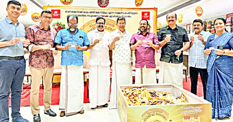 കല്യാണ്‍ സില്‍ക്‌സ് ഓണക്കോടിക്കൊപ്പം രണ്ട് കോടിയും എന്ന സമ്മാനപദ്ധതിയുടെ ഒന്നാമത്തെ നറുക്കെടുപ്പ് തൃശൂര്‍ പാലസ് റോഡിലുള്ള കല്യാണ്‍ സില്‍ക്‌സ് ഷോറൂമില്‍ വെച്ച് റവന്യൂ മന്ത്രി കെ. രാജന്‍, തൃശൂര്‍ മേയര്‍ എം.കെ. വര്‍ഗീസ്, തൃശൂര്‍ എംഎല്‍എ പി. ബാലചന്ദ്രന്‍, തൃശൂര്‍ കോര്‍പറേഷന്‍ പ്രതിപക്ഷ നേതാവ് രാജന്‍ പല്ലന്‍, തൃശൂര്‍ കോര്‍പറേഷന്‍ കൗണ്‍സിലര്‍ റെജി ജോയ് എന്നിവര്‍ സംയുക്തമായി നിര്‍വഹിക്കുന്നു കല്യാണ്‍ സില്‍ക്‌സ് ആന്‍ഡ് കല്യാണ്‍ ഹൈപ്പര്‍മാര്‍ക്കറ്റ് ചെയര്‍മാനും മാനേജിങ് ഡയറക്ടറുമായ ടി.എസ്. പട്ടാഭിരാമന്‍, കല്യാണ്‍ സില്‍ക്‌സ് എക്‌സിക്യൂട്ടീവ് ഡയറക്ടര്‍മാരായ പ്രകാശ് പട്ടാഭിരാമന്‍, മഹേഷ് പട്ടാഭിരാമന്‍, കെഎംപി കണ്‍സ്ട്രക്ഷന്‍സ് പ്രൊപ്രൈറ്റര്‍ കെ.എം. പരമേശ്വരന്‍ സമീപം