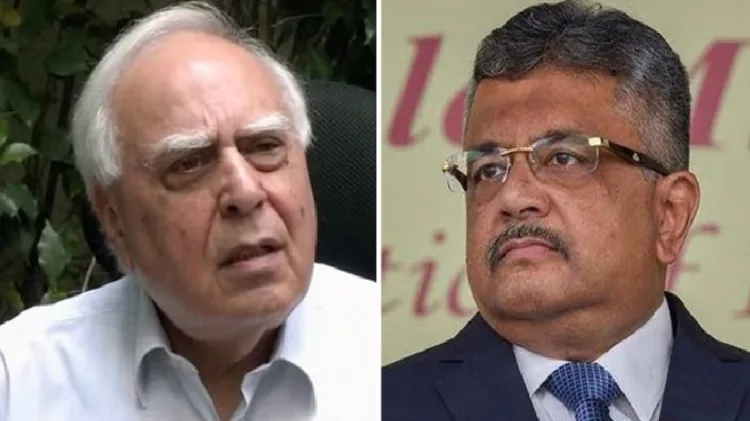 ദല്‍ഹി തെരുവുകളില്‍ നിന്നും തെരുവ് നായ്ക്കളെ നീക്കണമെന്ന് വാദിച്ച സോളിസിറ്റര്‍ ജനറല്‍ തുഷാര്‍ മേത്ത (ഇടത്ത്) തെരുവ് നായ്ക്കള്‍ക്ക് വേണ്ടി വാദിച്ച കപില്‍ സിബല്‍ (വലത്ത്)