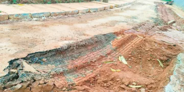 കരുംകുളം പഞ്ചായത്തിലെ പരണിയം കാവുനട ജനകീയ റോഡ് തകര്‍ന്ന നിലയില്‍