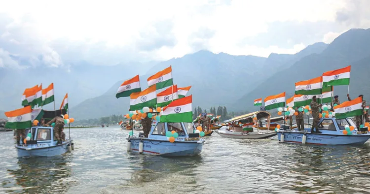 സ്വാതന്ത്ര്യദിനാഘോഷത്തിന് മുന്നോടിയായി ജമ്മു കശ്മീരിലെ ദാല്‍ തടാകത്തില്‍ സംഘടിപ്പിച്ച തിരംഗയാത്ര