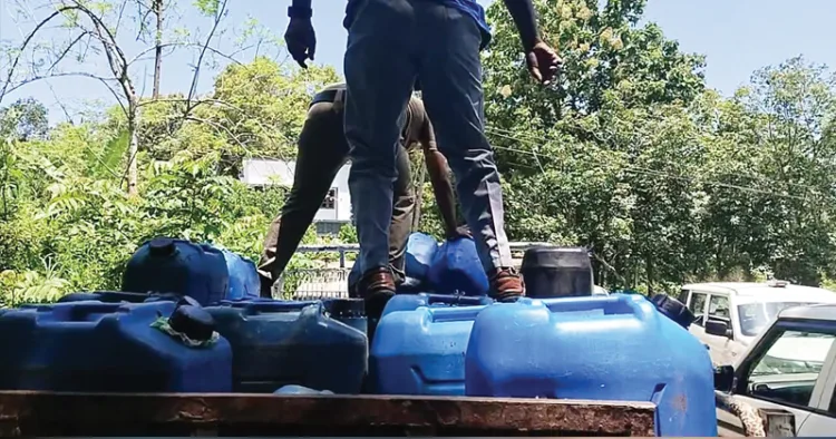 ഉച്ചക്കടയില്‍ അനധികൃതമായി കടത്തിക്കൊണ്ടുവന്ന 2415 ലിറ്റര്‍ മണ്ണെണ്ണ നെയ്യാറ്റിന്‍കര എക്‌സൈസ് സംഘം പിടികൂടിയപ്പോള്‍