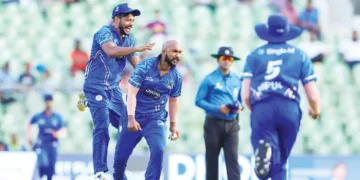 ആലപ്പി റിപ്പിള്‍സിന്റെ വിക്കറ്റ് വീഴ്ച്ച ആഘോഷിക്കുന്ന കൊച്ചി ബ്ലൂ ടൈഗേഴ്‌സ് താരങ്ങള്‍