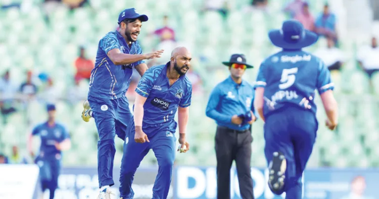 ആലപ്പി റിപ്പിള്‍സിന്റെ വിക്കറ്റ് വീഴ്ച്ച ആഘോഷിക്കുന്ന കൊച്ചി ബ്ലൂ ടൈഗേഴ്‌സ് താരങ്ങള്‍