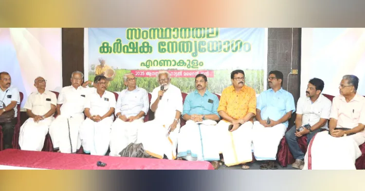 എറണാകുളത്ത് നടന്ന കര്ഷക നേതൃസമ്മേളനം ബിജെപി ദേശീയ നിര്വാഹക സമിതി അംഗം കുമ്മനം രാജശേഖരന് ഉദ്ഘാടനം ചെയ്യുന്നു