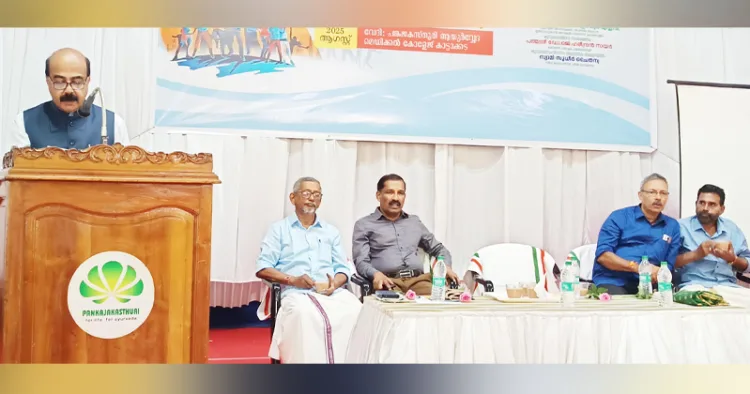 ഭാരതീയ വിചാര കേന്ദ്രവും പങ്കജ കസ്തൂരി മെഡിക്കല്‍ കോളജും ചേര്‍ന്ന് സംഘടിപ്പിച്ച ഏകദിന സെമിനാര്‍ കേരള ആരോഗ്യ സര്‍വകലാശാല വൈസ് ചാന്‍സലര്‍ ഡോ. മോഹന്‍ കുന്നുമ്മല്‍ ഉദ്ഘാടനം ചെയ്യുന്നു