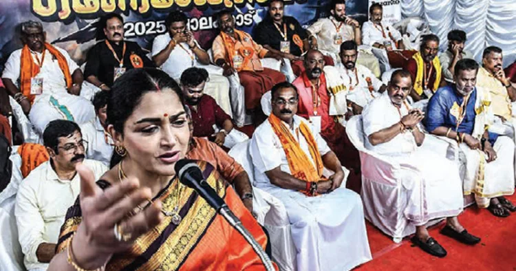 ഗണേശോത്സവ സമിതിയുടെ നേതൃത്വത്തില്‍ നടന്ന ഗണേശ വിഗ്രഹനിമജ്ജന മഹാശോഭായാത്ര ബിജെപി തമിഴ്‌നാട് സംസ്ഥാന വൈസ് പ്രസിഡന്റ് ഖുശ്ബു ഉദ്ഘാടനം ചെയ്യുന്നു