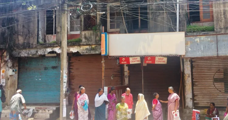 വിവാദത്തില്‍ കിടക്കുന്ന വലിയകട ലക്ഷ്മീപുരം മാര്‍ക്കറ്റ് കെട്ടിടത്തിന്റെ റോഡിലുള്ള ഭാഗം