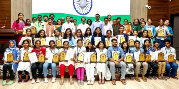 മന്‍ കീ ബാത്ത് ക്വിസ് അഞ്ചാം സീസണ്‍ ടാലന്റ് ഹണ്ടില്‍ വിജയികളായ തിരുവനന്തപുരത്തു നിന്നുള്ള വിദ്യാര്‍ത്ഥി
സംഘത്തെ ആദരിച്ചപ്പോള്‍