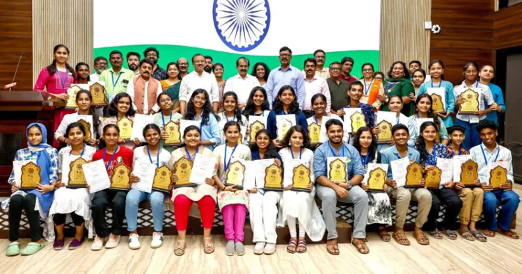 മന്‍ കീ ബാത്ത് ക്വിസ് അഞ്ചാം സീസണ്‍ ടാലന്റ് ഹണ്ടില്‍ വിജയികളായ തിരുവനന്തപുരത്തു നിന്നുള്ള വിദ്യാര്‍ത്ഥി
സംഘത്തെ ആദരിച്ചപ്പോള്‍