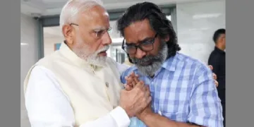 ഷിബു സോറന്‍റെ മരണത്തില്‍ അനുശോചിക്കാന്‍ ജാര്‍ഖണ്ഡിലെ അദ്ദേഹത്തിന്‍റെ വസതിയില്‍ എത്തിയ പ്രധാനമന്ത്രി മോദിയെ കണ്ട് ഷിബു സോറന്‍റെ മകനും ജാര്‍ഖണ്ഡ് മുഖ്യമന്ത്രിയുമായ ഹേമന്ത് സോറന്‍ കെട്ടിപ്പിടിച്ച് കര‍ഞ്ഞപ്പോള്‍