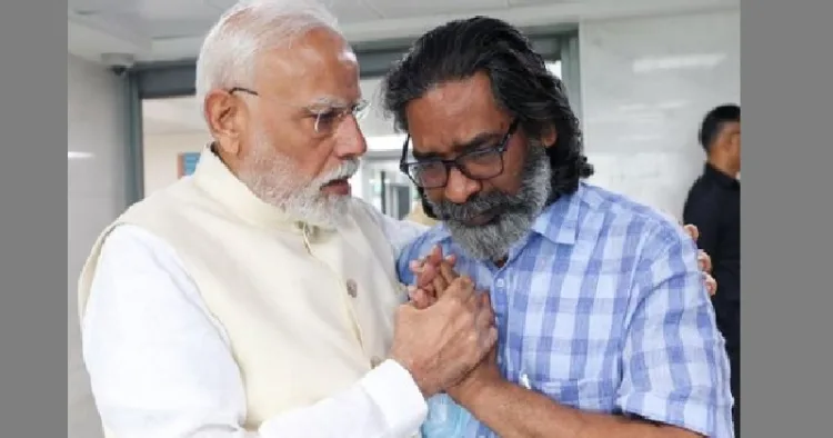 ഷിബു സോറന്‍റെ മരണത്തില്‍ അനുശോചിക്കാന്‍ ജാര്‍ഖണ്ഡിലെ അദ്ദേഹത്തിന്‍റെ വസതിയില്‍ എത്തിയ പ്രധാനമന്ത്രി മോദിയെ കണ്ട് ഷിബു സോറന്‍റെ മകനും ജാര്‍ഖണ്ഡ് മുഖ്യമന്ത്രിയുമായ ഹേമന്ത് സോറന്‍ കെട്ടിപ്പിടിച്ച് കര‍ഞ്ഞപ്പോള്‍