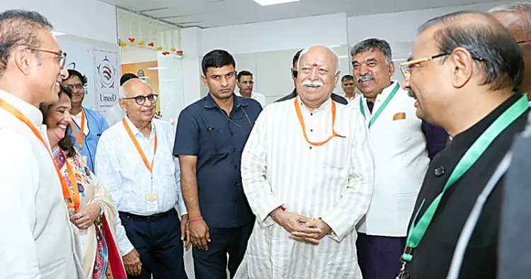 ഇന്‍ഡോറില്‍ മാധവ് സൃഷ്ടി സേവാ സമിതിയുടെ നേതൃത്വത്തില്‍ കാന്‍സര്‍ ചികിത്സയ്ക്കായി ആരംഭിച്ച ആരോഗ്യ കേന്ദ്രത്തിന്റെ ഉദ്ഘാടനത്തിന് ആര്‍എസ്എസ് സര്‍സംഘചാലക് ഡോ. മോഹന്‍ ഭാഗവത് എത്തിയപ്പോള്‍