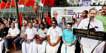 പൊതുവിദ്യാഭ്യാസത്തെ തകര്‍ക്കുന്ന ഇടതുപക്ഷ സര്‍ക്കാരിനെതിരെ ദേശീയ അധ്യാപക പരിഷത്ത് സംഘടിപ്പിച്ച ധര്‍ണ സെക്രട്ടേറിയേറ്റിന് മുന്നില്‍ ബിജെപി സംസ്ഥാന ജനറല്‍ സെക്രട്ടറി എം. ടി. രമേശ് ഉദ്ഘാടനം ചെയ്യുന്നു