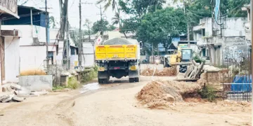 നെടിയാംകോട് പണി പുരോഗമിക്കുന്ന പാലത്തിലൂടെ ടിപ്പര്‍ലോറി കടന്നുപോകുന്നു