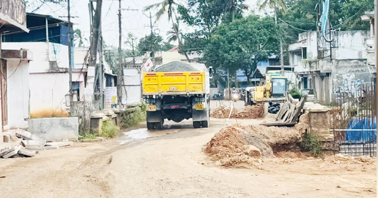 നെടിയാംകോട് പണി പുരോഗമിക്കുന്ന പാലത്തിലൂടെ ടിപ്പര്‍ലോറി കടന്നുപോകുന്നു