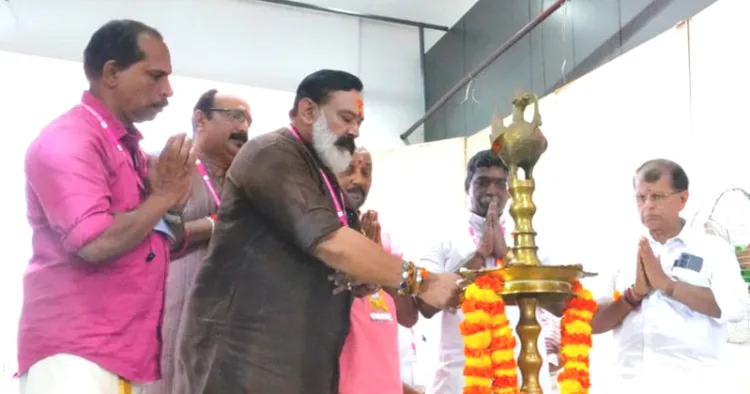 ആള്‍ ഇന്ത്യ നിധി ഫൗണ്ടേഷന്‍ സംസ്ഥാന സമ്മേളനം സംസ്ഥാന പ്രസിഡന്റ് സന്തോഷ് കെ. നായര്‍ ഉദ്ഘാടനം ചെയ്യുന്നു