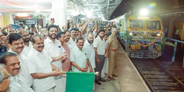 നിലമ്പൂരിലേക്കുള്ള മെമു ട്രെയിന്‍ ഷൊര്‍ണൂരില്‍ കേന്ദ്രമന്ത്രി ജോര്‍ജ് കുര്യന്‍ ഫ്‌ളാഗ് ഓഫ് ചെയ്യുന്നു