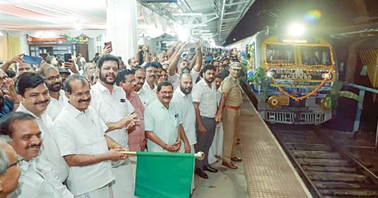 നിലമ്പൂരിലേക്കുള്ള മെമു ട്രെയിന്‍ ഷൊര്‍ണൂരില്‍ കേന്ദ്രമന്ത്രി ജോര്‍ജ് കുര്യന്‍ ഫ്‌ളാഗ് ഓഫ് ചെയ്യുന്നു