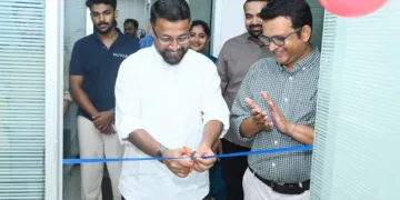 നുവേ.എഐ യുടെ ടെക്‌നോപാര്‍ക്കിലെ പുതിയ ഓഫീസ് ടെക്‌നോപാര്‍ക്ക് സിഇഒ കേണല്‍ (റിട്ട) സഞ്ജീവ് നായര്‍ ഉദ്ഘാടനം ചെയ്യുന്നു. നുവേ.എഐ സിഇഒ മനു മധുസൂദനന്‍ സമീപം.