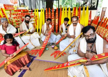 തിരുവോണനാളിൽ ശ്രീപത്മനാഭന് സമർപ്പിക്കാനുള്ള ഓണവില്ല് തയ്യാറാക്കുന്ന ബിൻകുമാർ ആചാരിയുടെ ഓണവില്ല് കുടുബം