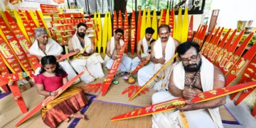 തിരുവോണനാളിൽ ശ്രീപത്മനാഭന് സമർപ്പിക്കാനുള്ള ഓണവില്ല് തയ്യാറാക്കുന്ന ബിൻകുമാർ ആചാരിയുടെ ഓണവില്ല് കുടുബം