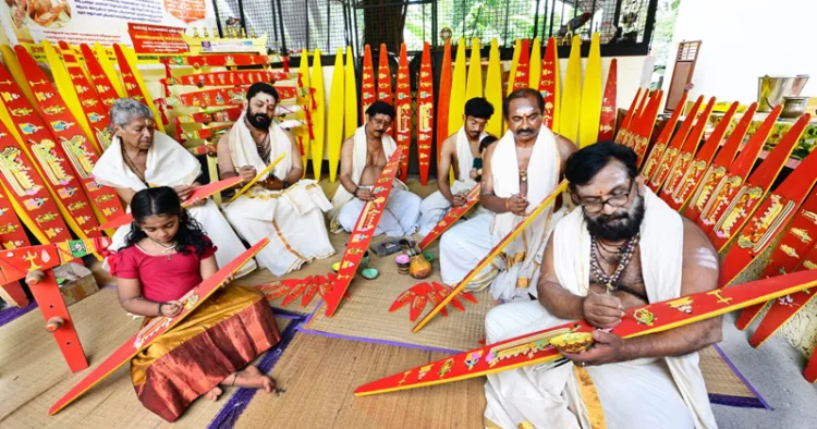 തിരുവോണനാളിൽ ശ്രീപത്മനാഭന് സമർപ്പിക്കാനുള്ള ഓണവില്ല് തയ്യാറാക്കുന്ന ബിൻകുമാർ ആചാരിയുടെ ഓണവില്ല് കുടുബം