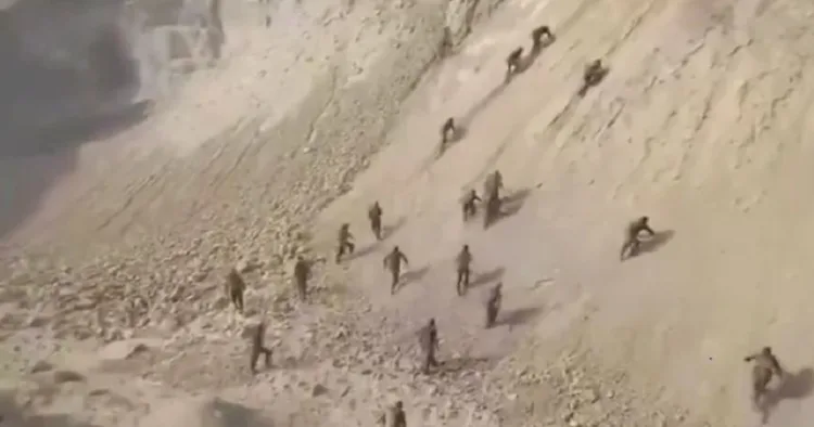 ബലൂചിസ്ഥാന്‍ ആര്‍മിയുടെ ആക്രമണം ഭയന്ന് പേടിച്ചോടുന്ന പാകിസ്ഥാന്‍ പട്ടാളക്കാര്‍