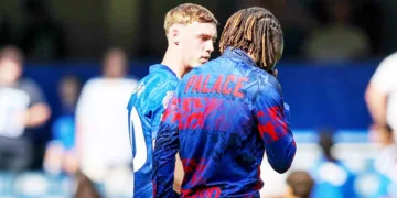 ചെല്‍സി താരം പാല്‍മര്‍ ക്രിസ്റ്റല്‍ പാലസ് താരത്തിനൊപ്പം