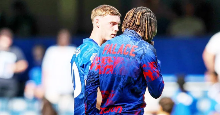 ചെല്‍സി താരം പാല്‍മര്‍ ക്രിസ്റ്റല്‍ പാലസ് താരത്തിനൊപ്പം