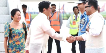 ഔദ്യോഗിക സന്ദര്‍ശനത്തിന് ന്യൂദല്‍ഹിയില്‍ എത്തിയ ഫിലിപ്പീന്‍സ് പ്രസിഡന്റ് ഫെര്‍ഡിനാന്‍ഡ് ആര്‍. മാര്‍ക്കോസ് ജൂനിയറിനെയും ഭാര്യ ലൂയിസ് അരനെറ്റ മാര്‍ക്കോസിനേയും കേന്ദ്രവിദേശകാര്യസഹമന്ത്രി പബിത്ര മാര്‍ഗരീറ്റയുടെ നേതൃത്വത്തില്‍ സ്വീകരിച്ചപ്പോള്‍