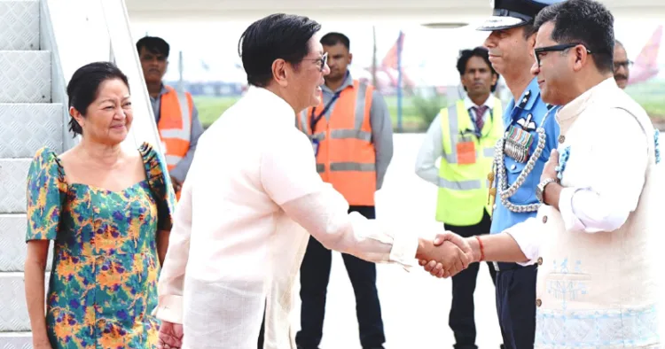 ഔദ്യോഗിക സന്ദര്‍ശനത്തിന് ന്യൂദല്‍ഹിയില്‍ എത്തിയ ഫിലിപ്പീന്‍സ് പ്രസിഡന്റ് ഫെര്‍ഡിനാന്‍ഡ് ആര്‍. മാര്‍ക്കോസ് ജൂനിയറിനെയും ഭാര്യ ലൂയിസ് അരനെറ്റ മാര്‍ക്കോസിനേയും കേന്ദ്രവിദേശകാര്യസഹമന്ത്രി പബിത്ര മാര്‍ഗരീറ്റയുടെ നേതൃത്വത്തില്‍ സ്വീകരിച്ചപ്പോള്‍