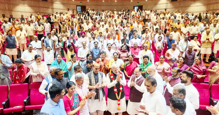 ഓപ്പറേഷന്‍ സിന്ദൂര്‍, ഓപ്പറേഷന്‍ മഹാദേവ് വിജയത്തെ അഭിനന്ദിച്ച് എന്‍ഡിഎ പാര്‍ലമെന്ററി പാര്‍ട്ടി യോഗത്തില്‍ പ്രധാനമന്ത്രി നരേന്ദ്ര മോദിയെ എംപിമാര്‍ ഹാരമണിയിച്ചപ്പോള്‍